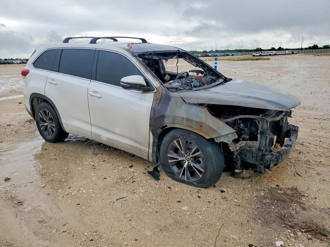 2017 TOYOTA HIGHLANDER LE — снимка 4