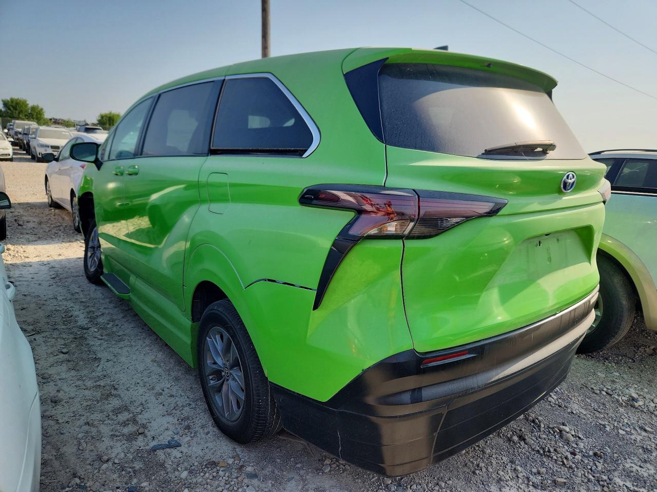 2024 TOYOTA SIENNA LE — снимка 2