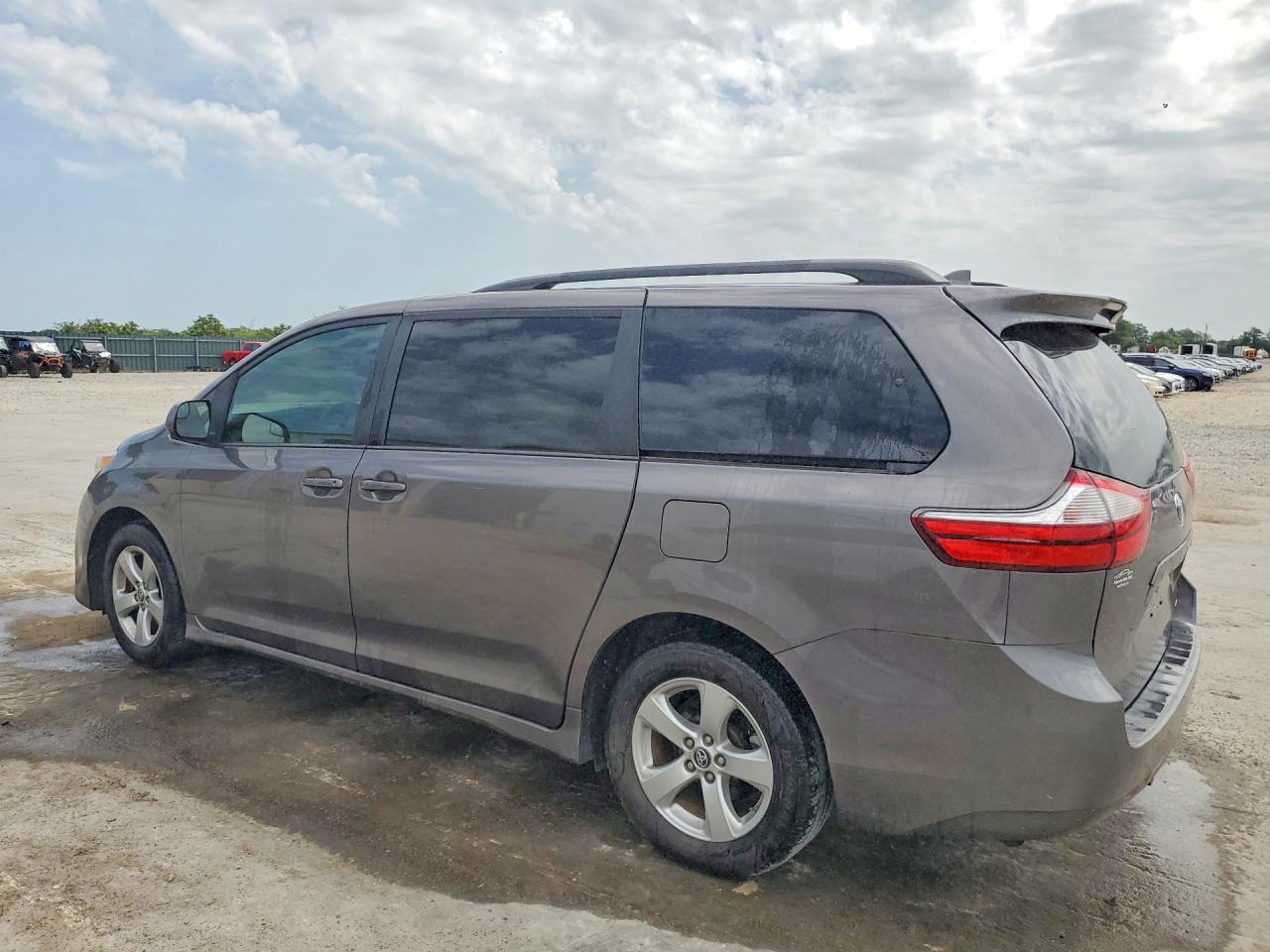 2018 TOYOTA SIENNA LE — снимка 2