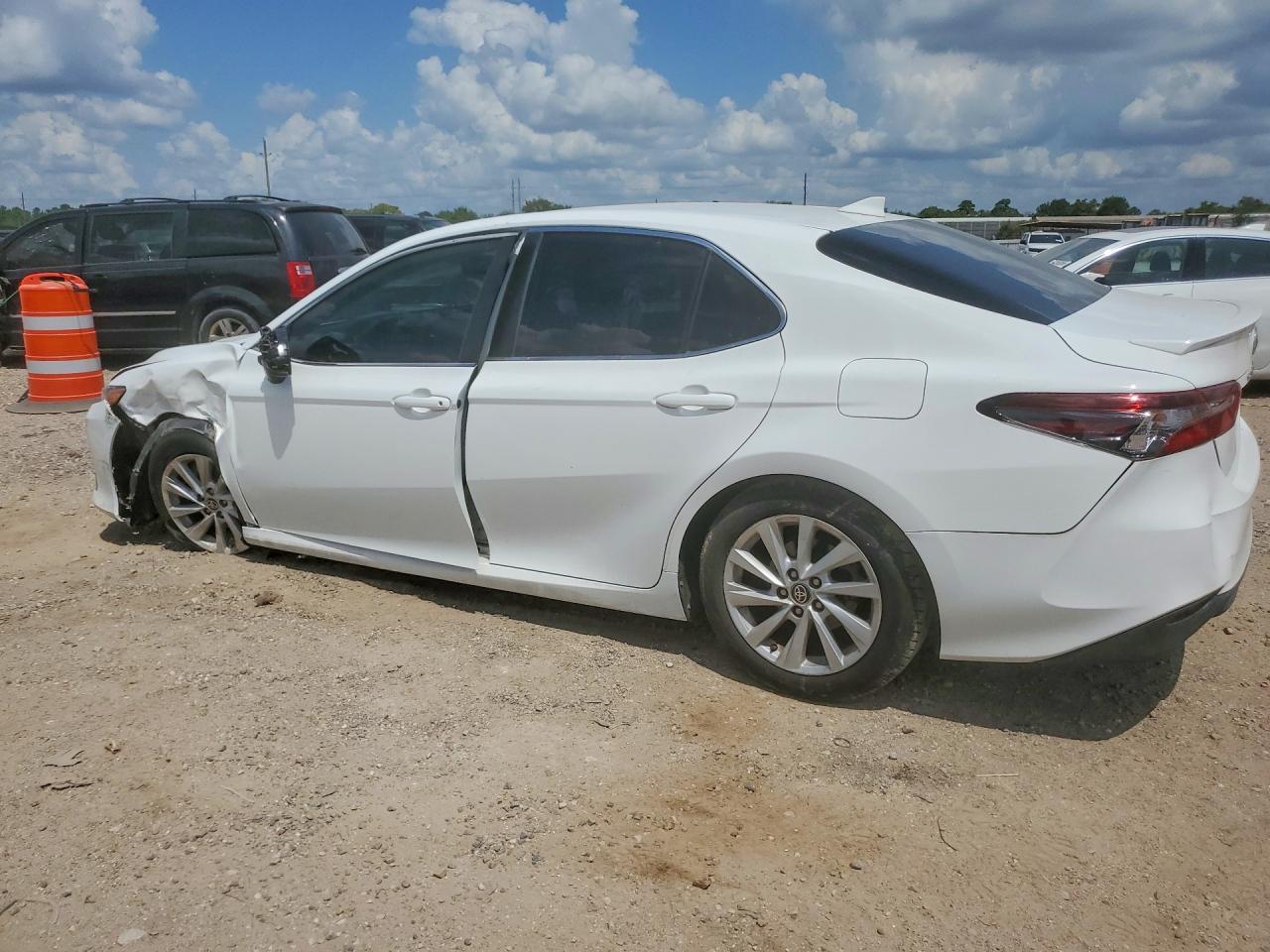 2022 TOYOTA CAMRY LE — снимка 2