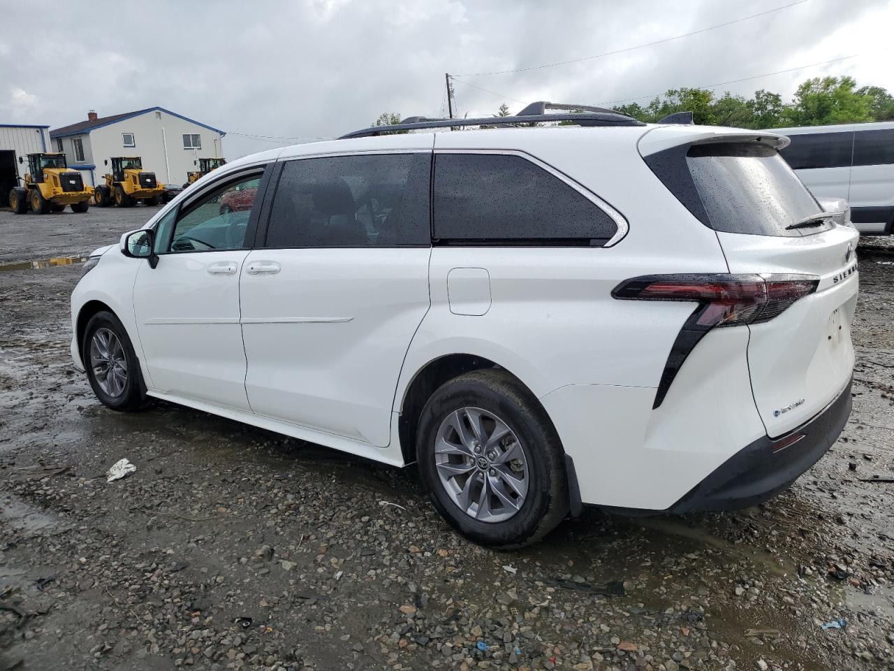 2025 TOYOTA SIENNA LE — снимка 2