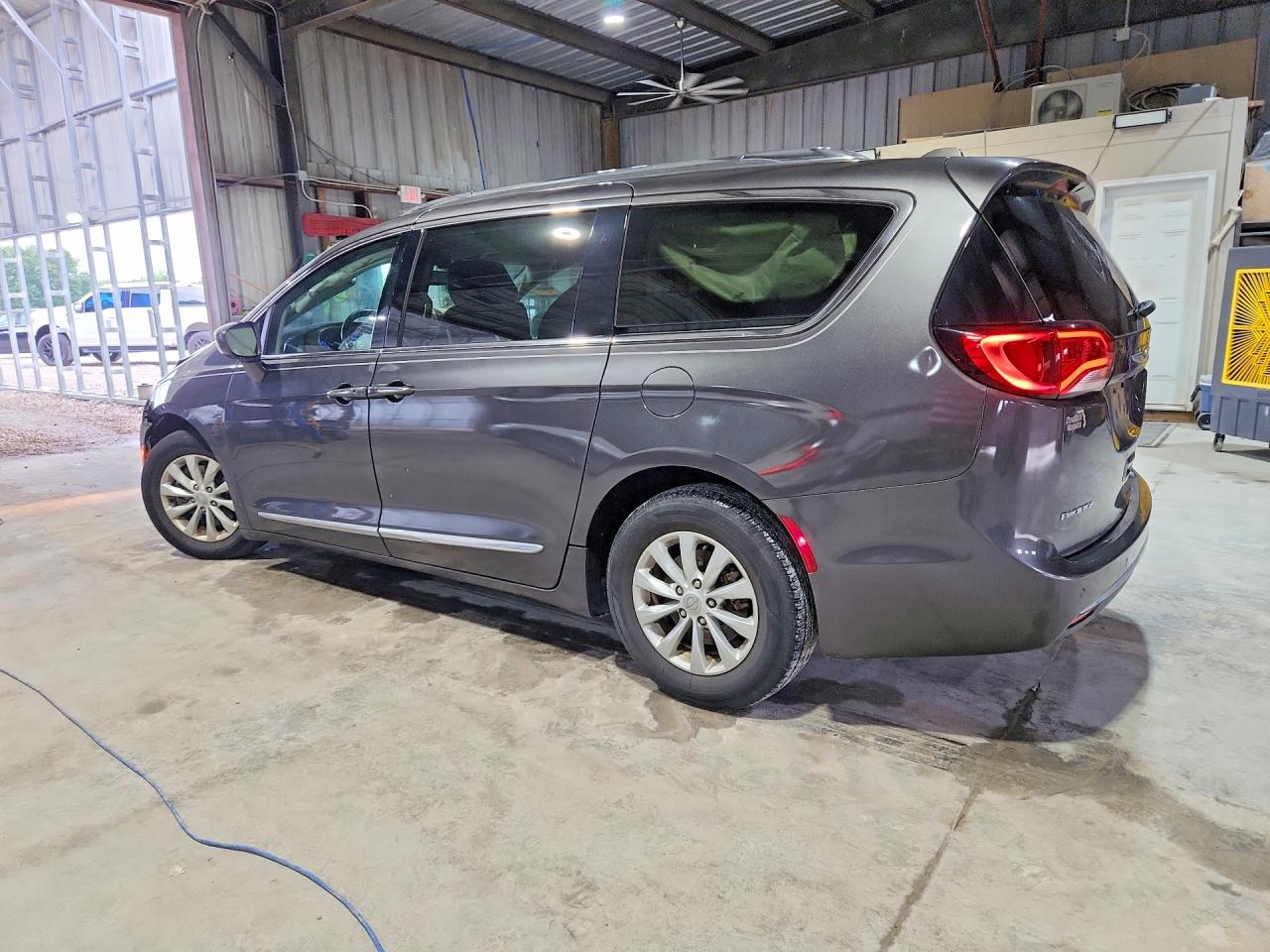 2019 CHRYSLER PACIFICA TOURING L — снимка 2