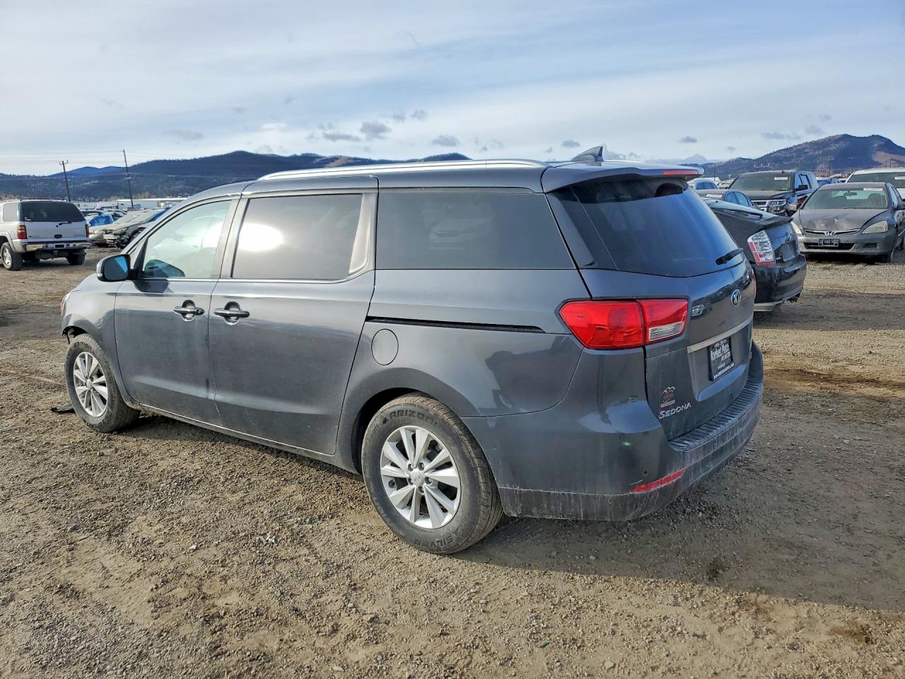 2017 KIA SEDONA LX — снимка 2