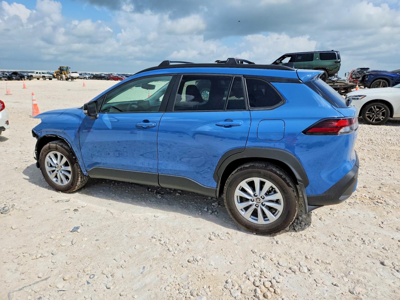 2026 TOYOTA COROLLA CROSS LE — снимка 2