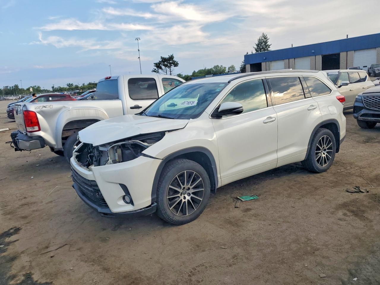 2018 TOYOTA HIGHLANDER SE