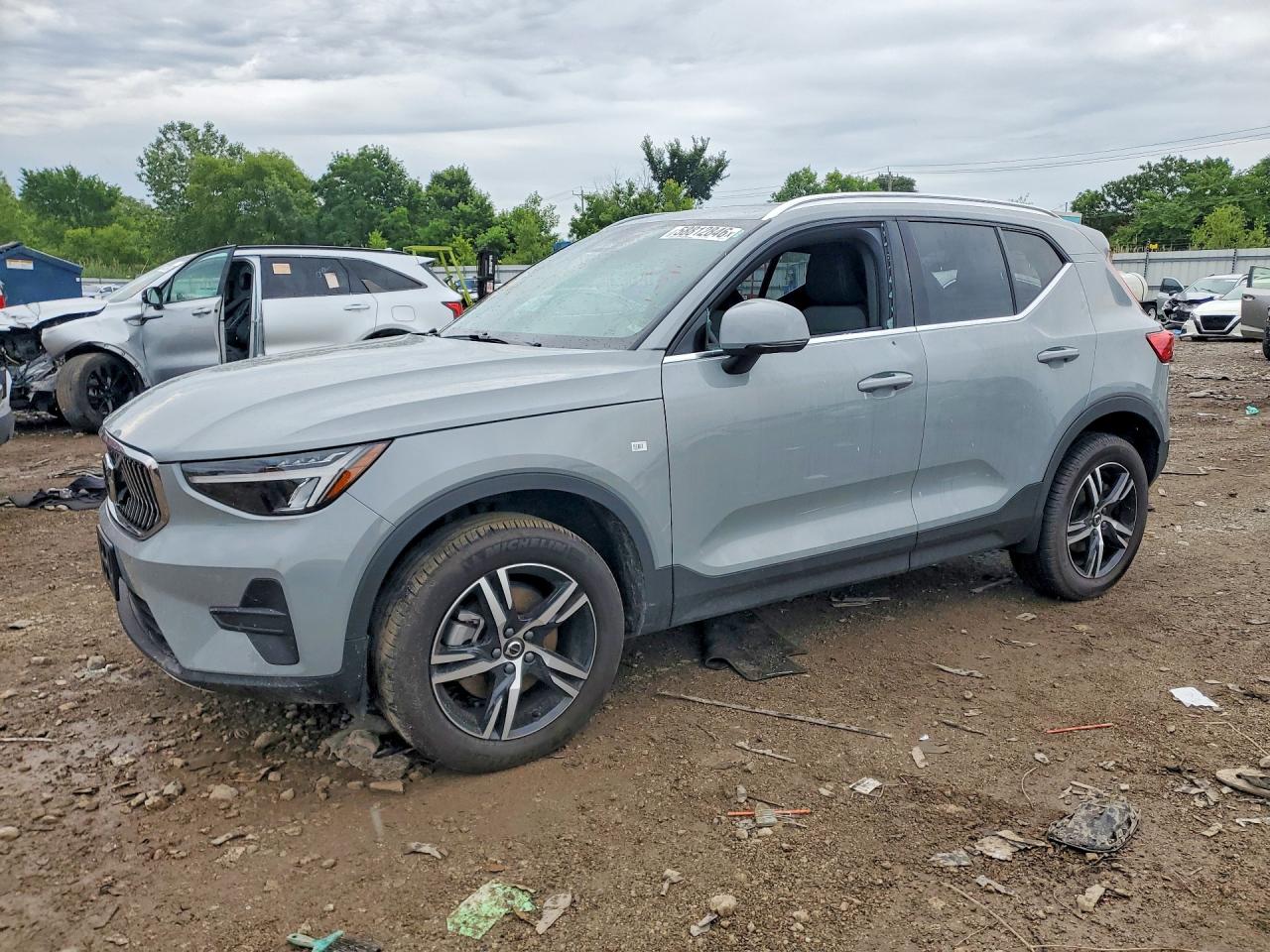 2025 VOLVO XC40 CORE
