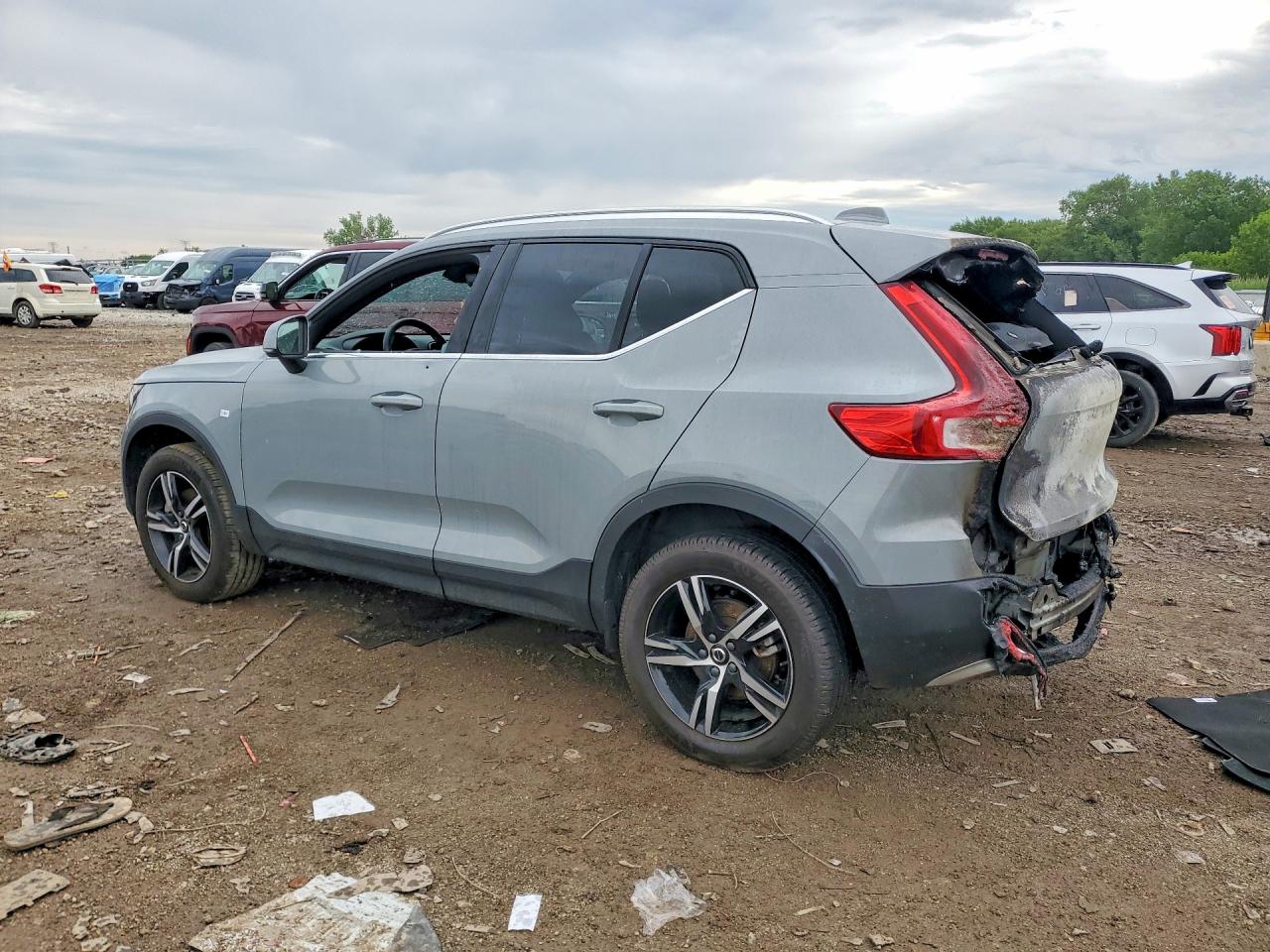 2025 VOLVO XC40 CORE — снимка 2
