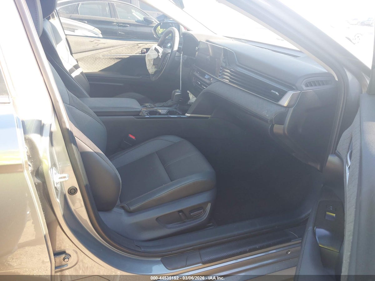 2025 TOYOTA CAMRY XLE — снимка 5