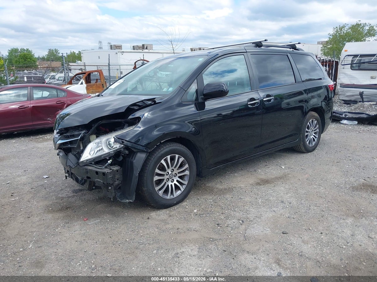 2020 TOYOTA SIENNA XLE — снимка 2