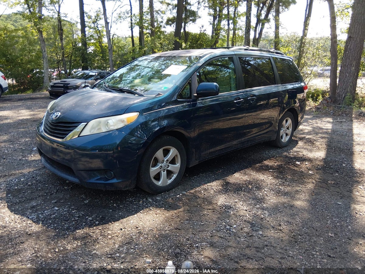 2011 TOYOTA SIENNA LE V6 — снимка 2