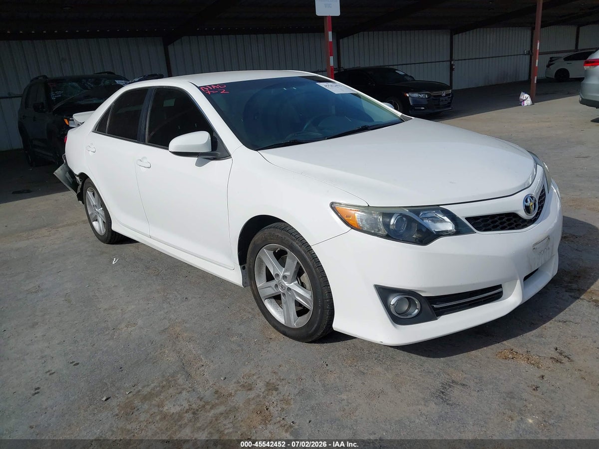 2014 TOYOTA CAMRY SE