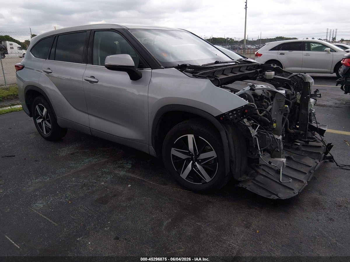 2022 TOYOTA HIGHLANDER LE