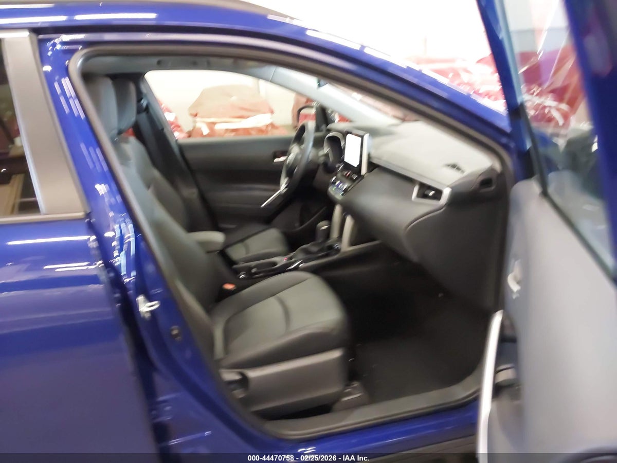 2025 TOYOTA COROLLA CROSS XLE — снимка 5