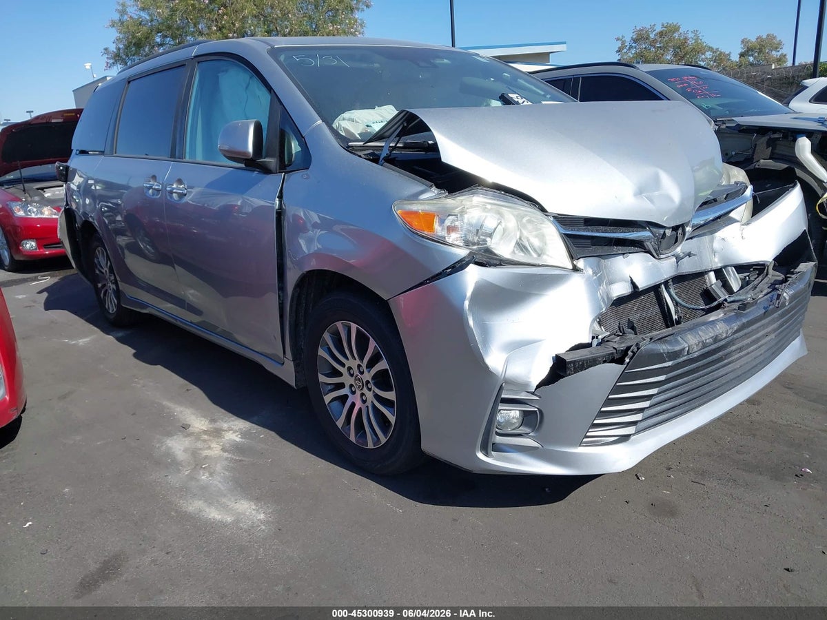 2020 TOYOTA SIENNA XLE