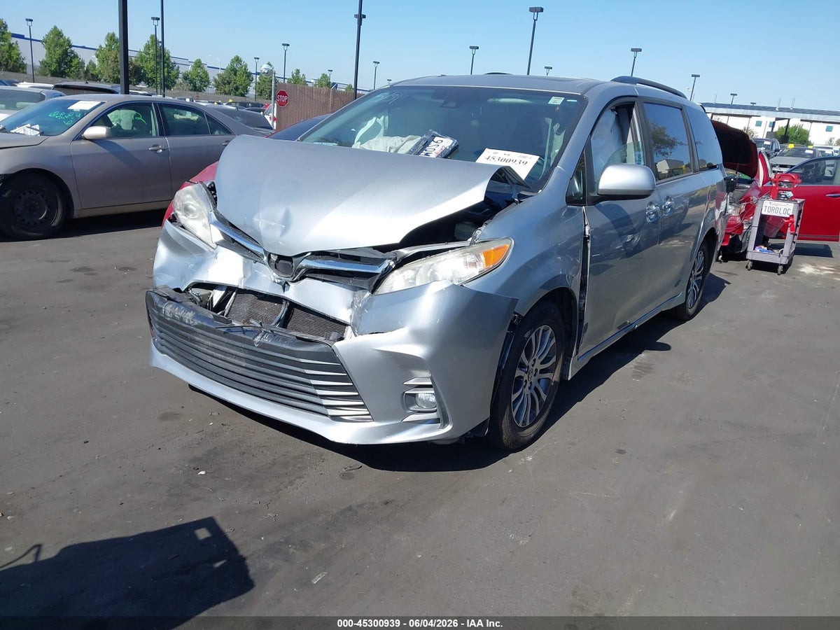 2020 TOYOTA SIENNA XLE — снимка 2
