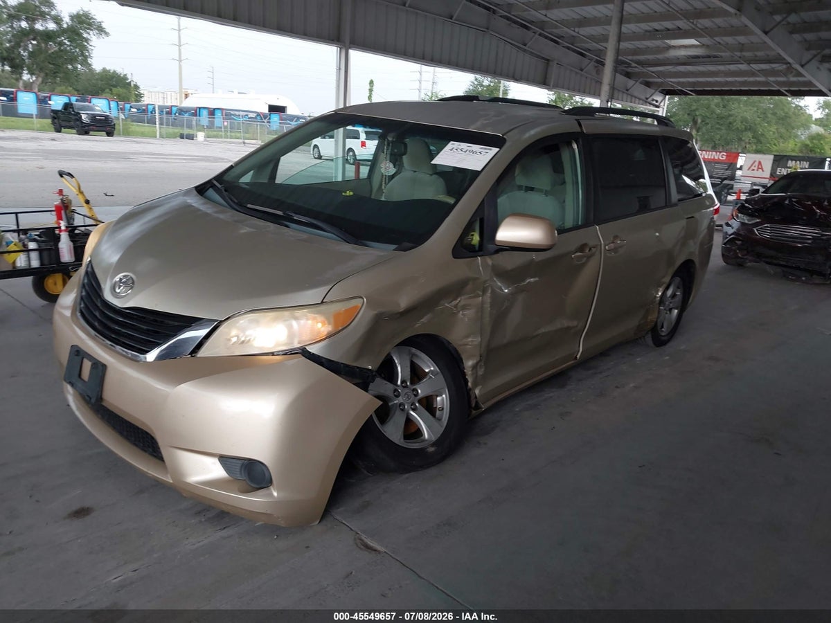 2013 TOYOTA SIENNA LE V6 8 PASSENGER — снимка 2