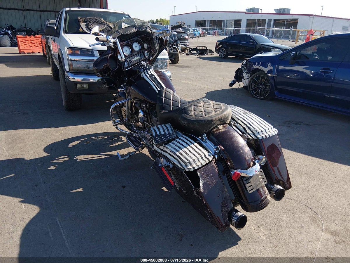 2010 HARLEY-DAVIDSON FLHX — photo 3
