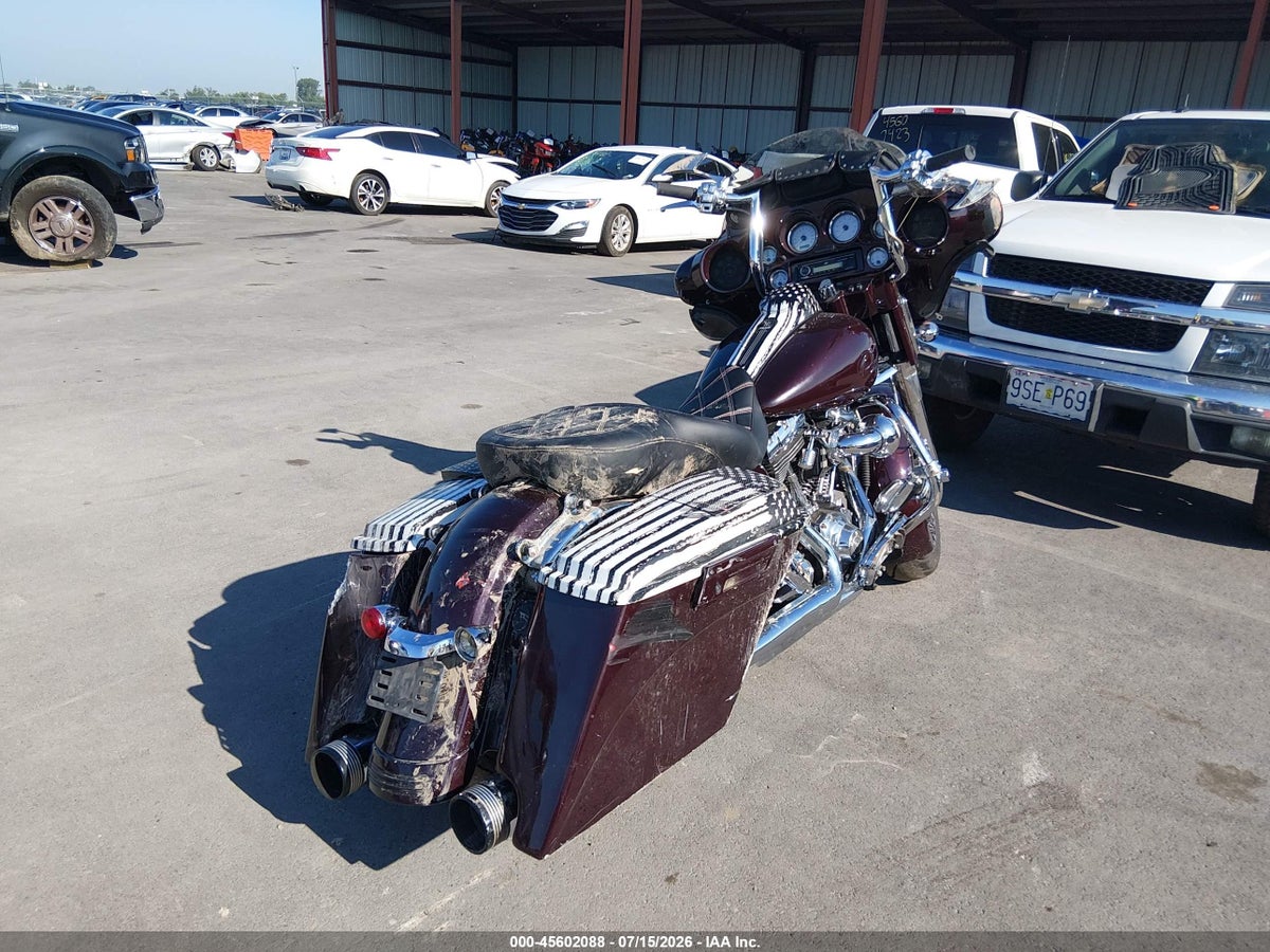 2010 HARLEY-DAVIDSON FLHX — photo 4