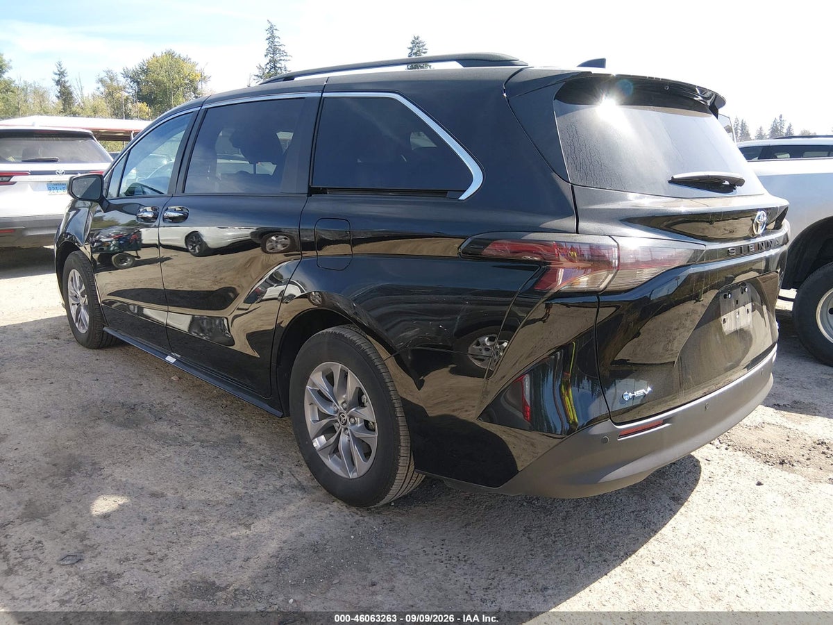 2026 TOYOTA SIENNA XLE — photo 3