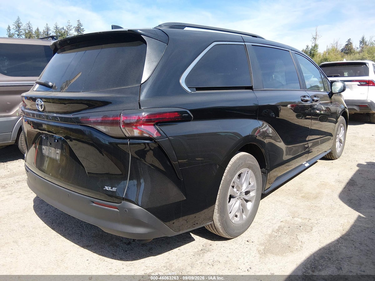 2026 TOYOTA SIENNA XLE — photo 4