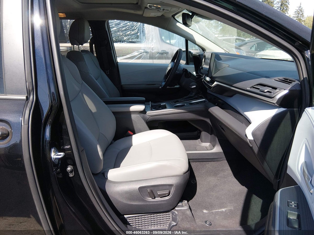 2026 TOYOTA SIENNA XLE — photo 5