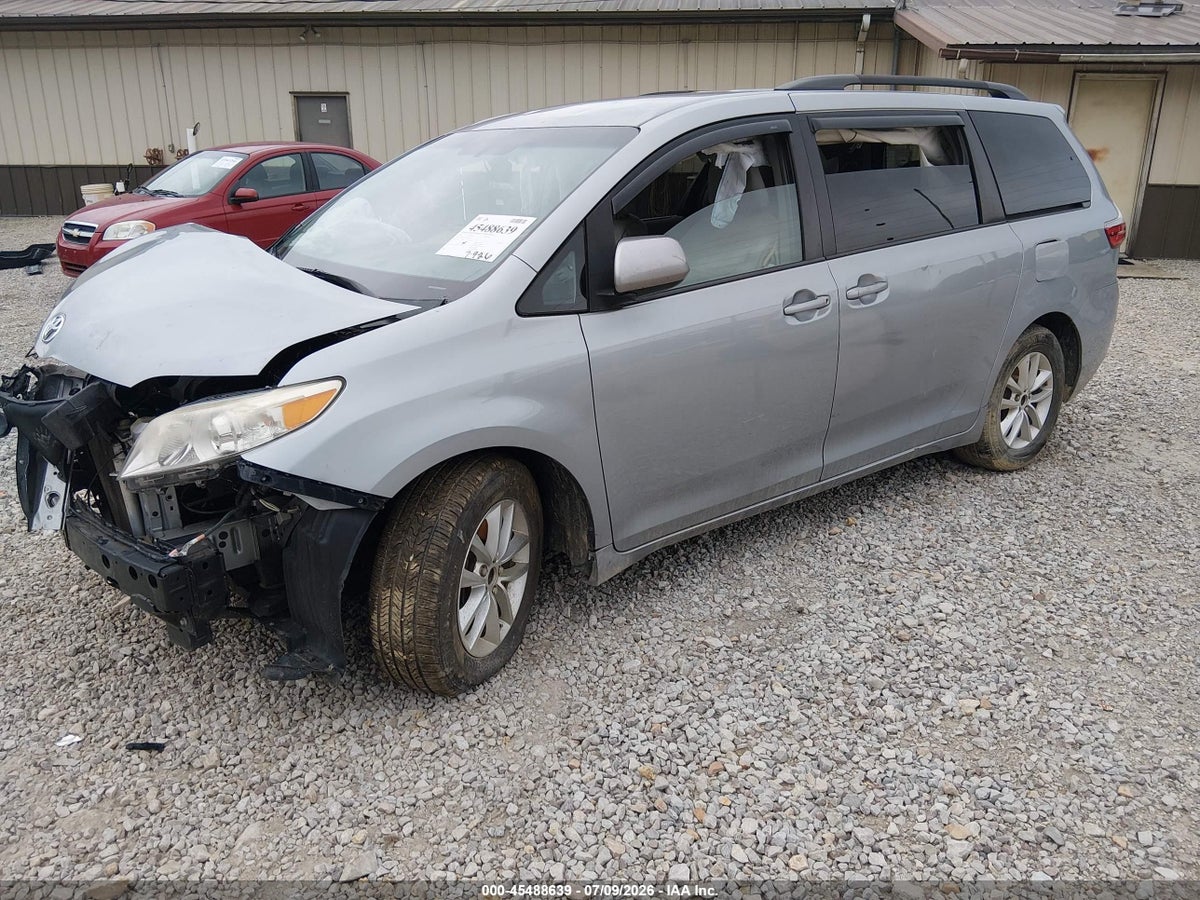 2015 TOYOTA SIENNA LE 8 PASSENGER — снимка 2