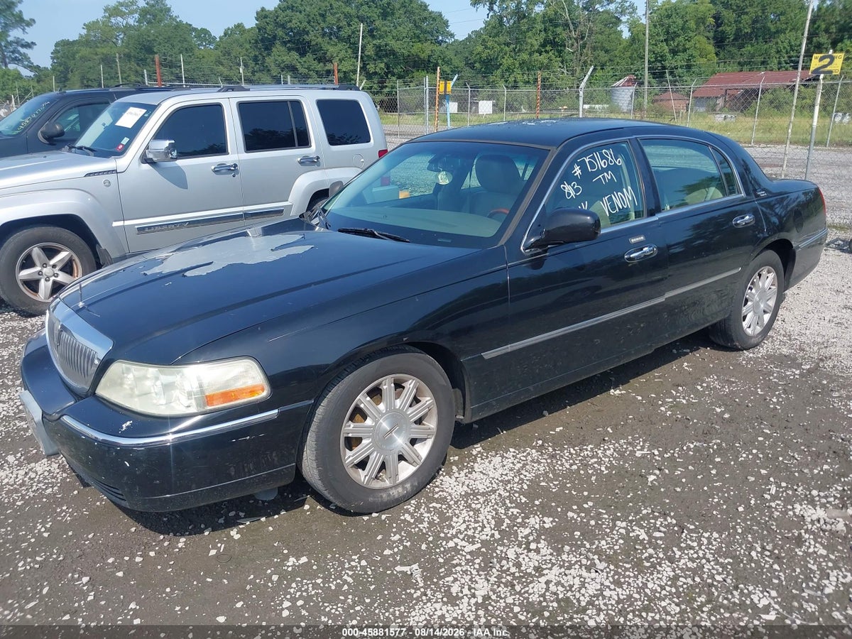 2011 LINCOLN TOWN CAR SIGNATURE LIMITED — снимка 2