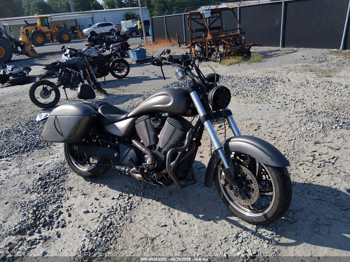 2011 VICTORY MOTORCYCLES KINGPIN 8-BALL