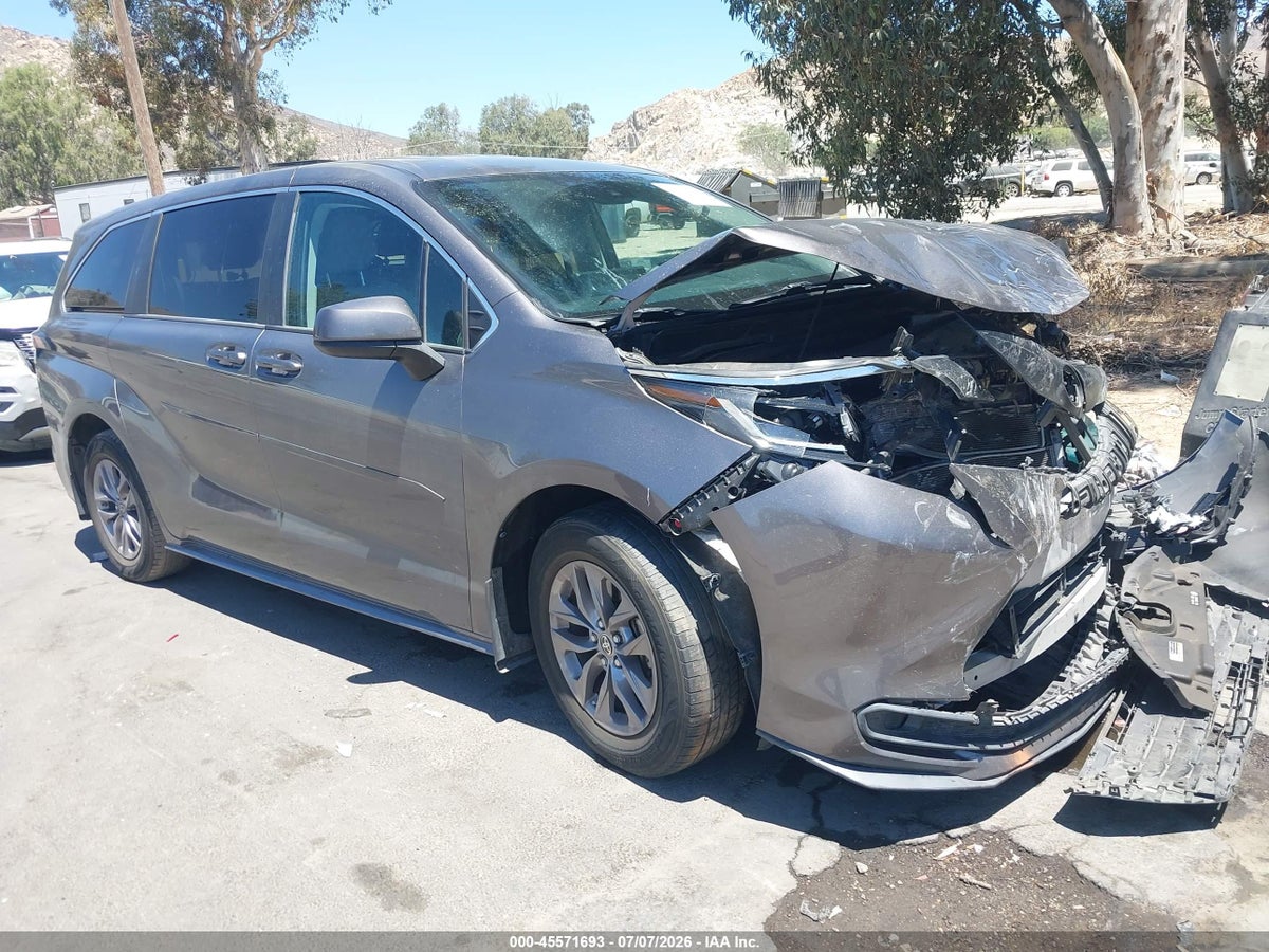 2021 TOYOTA SIENNA LE