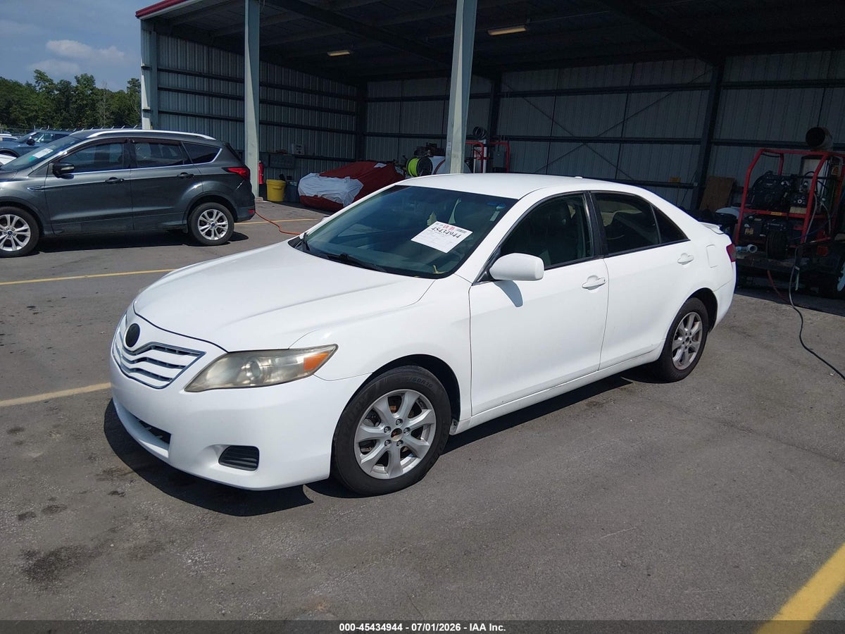2011 TOYOTA CAMRY LE — снимка 2