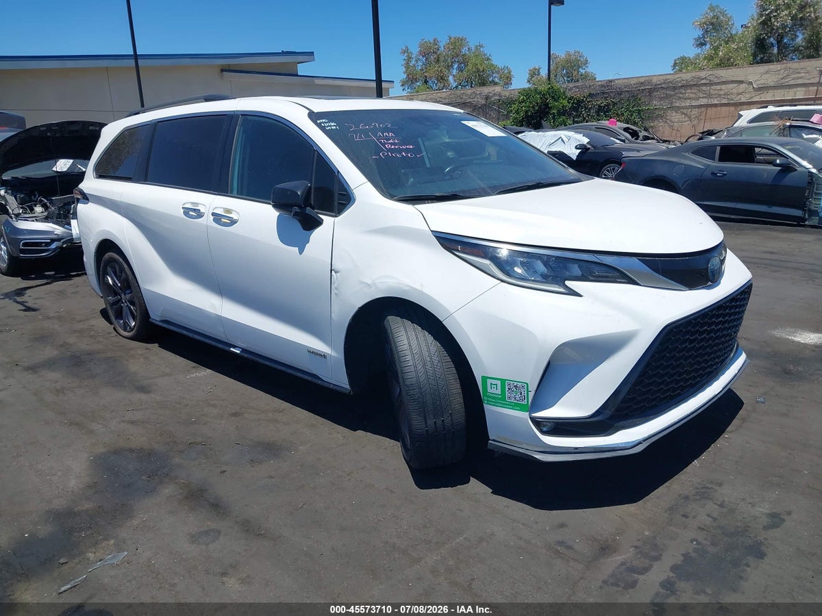 2021 TOYOTA SIENNA XSE