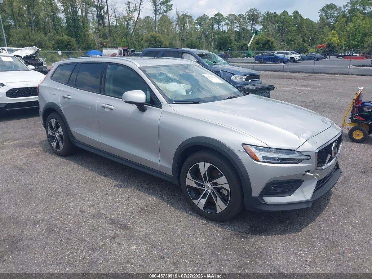 2025 VOLVO V60 CROSS COUNTRY PLUS, B5 AWD GAS (MILD HYBRID)