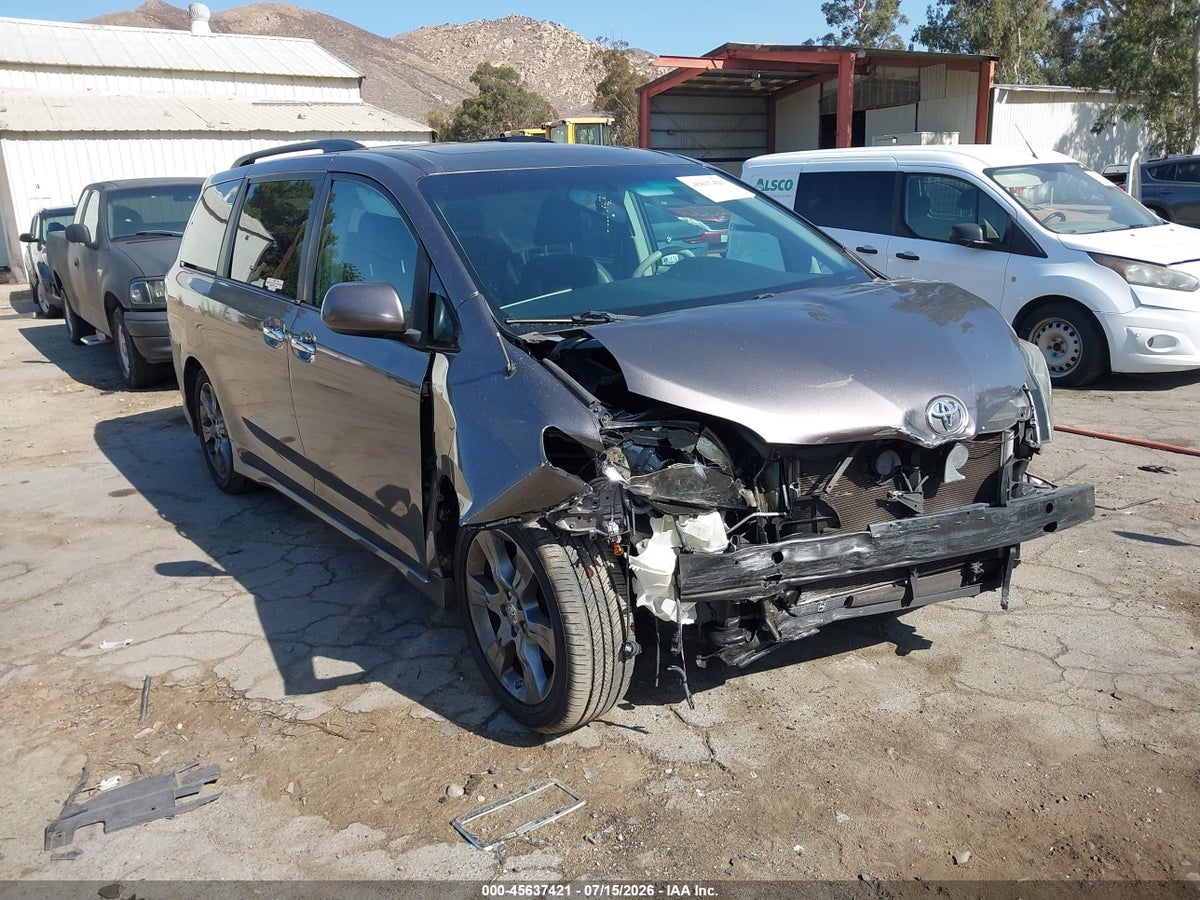 2013 TOYOTA SIENNA SE 8 PASSENGER