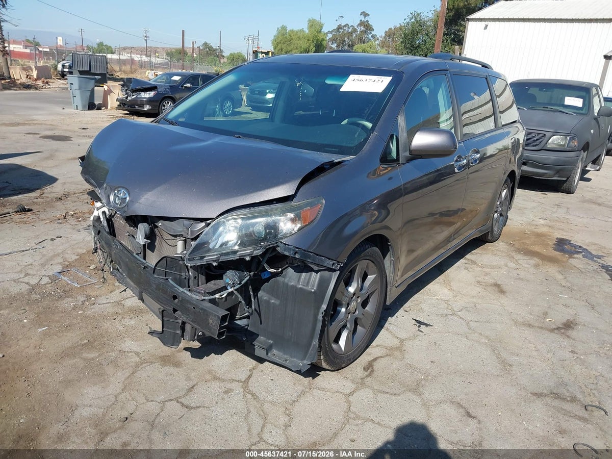 2013 TOYOTA SIENNA SE 8 PASSENGER — снимка 2