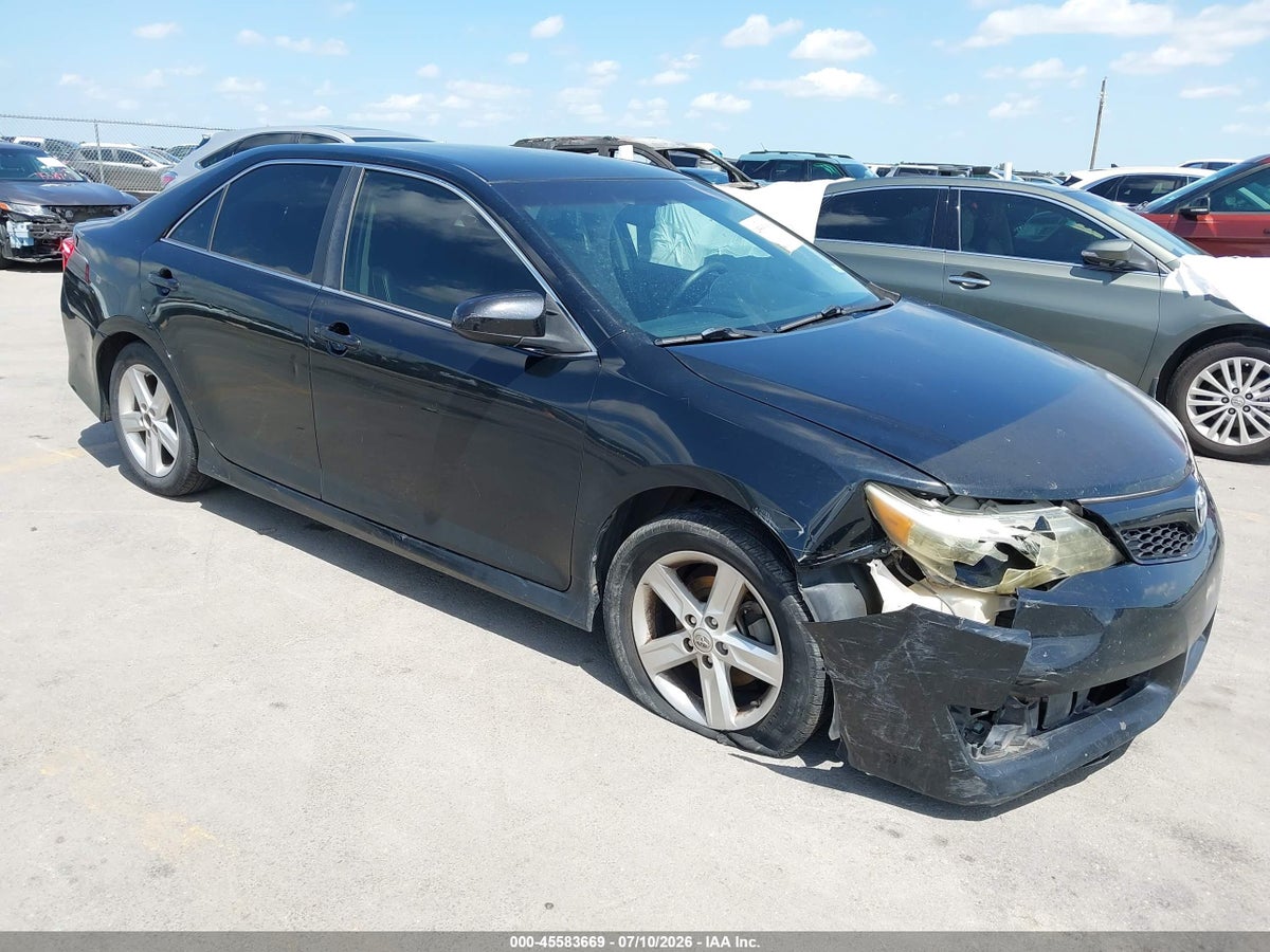 2014 TOYOTA CAMRY SE