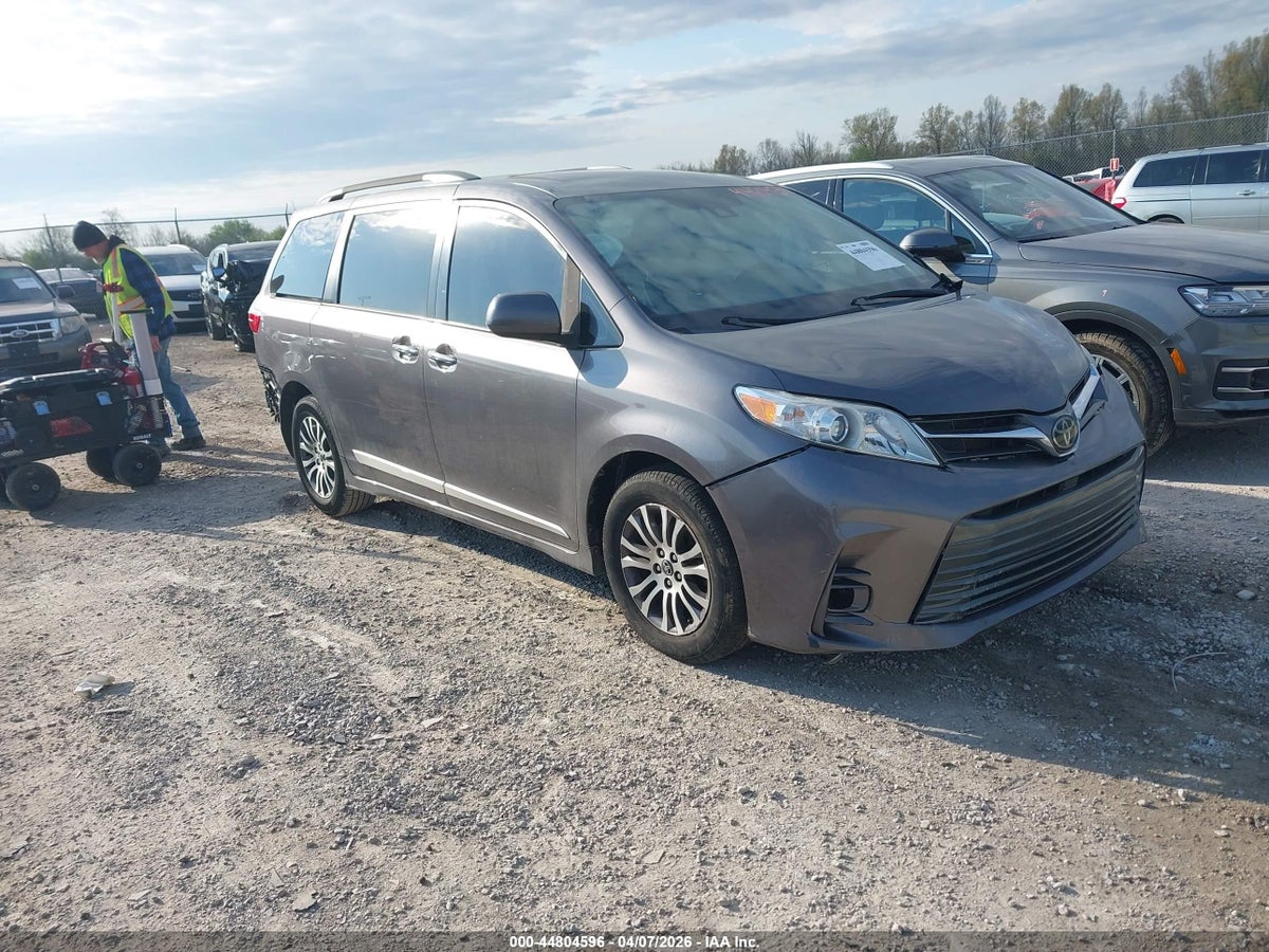 2019 TOYOTA SIENNA XLE 8 PASSENGER