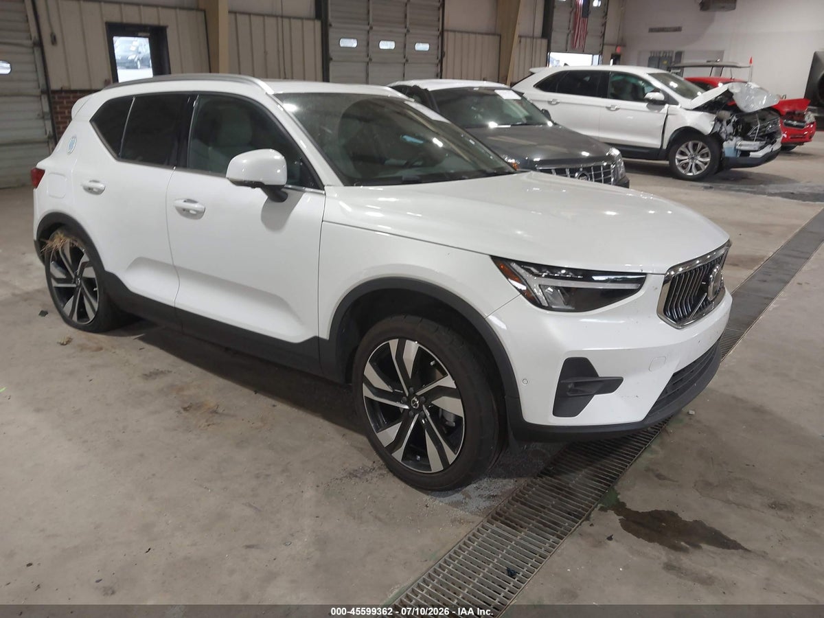 2023 VOLVO XC40 B5 PLUS BRIGHT THEME