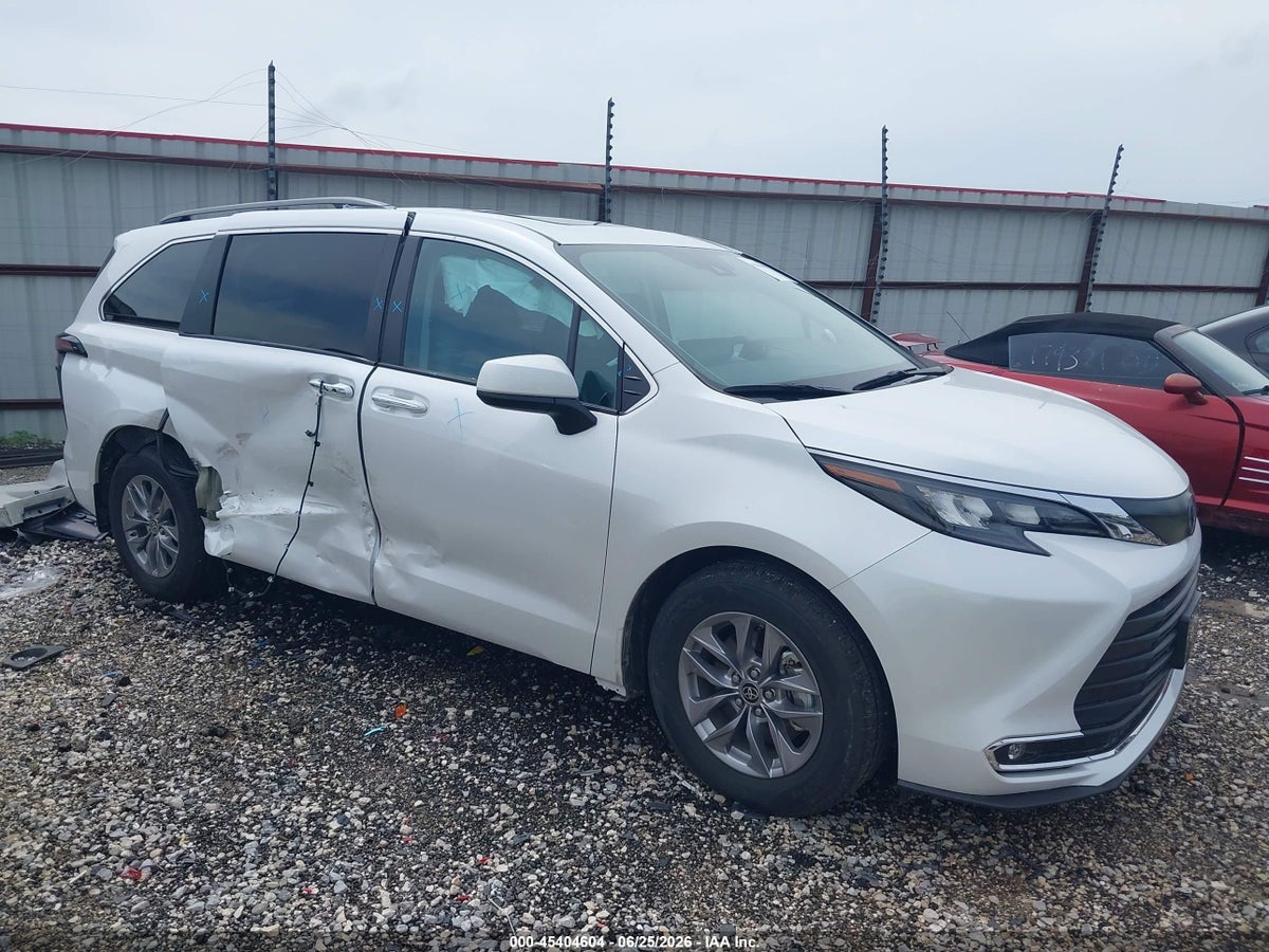 2024 TOYOTA SIENNA XLE