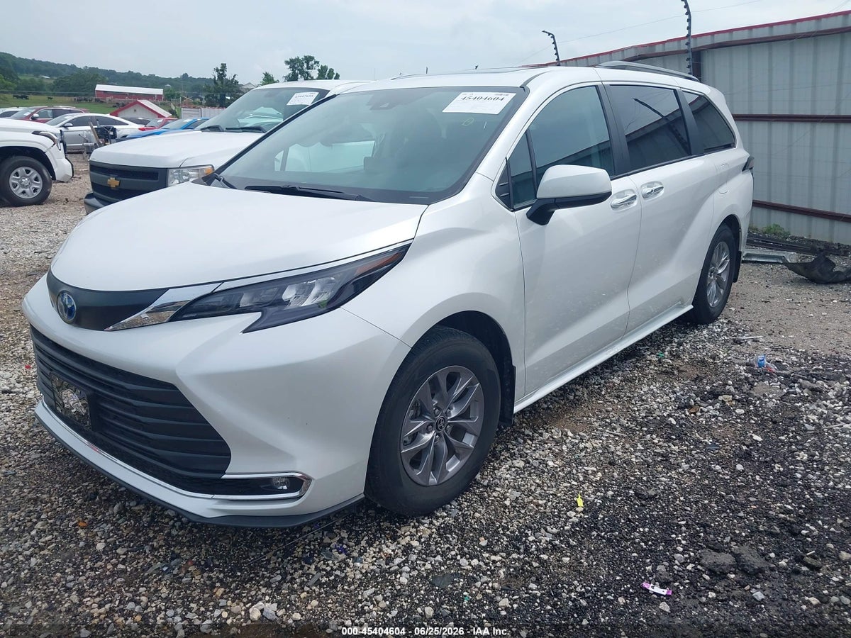 2024 TOYOTA SIENNA XLE — снимка 2