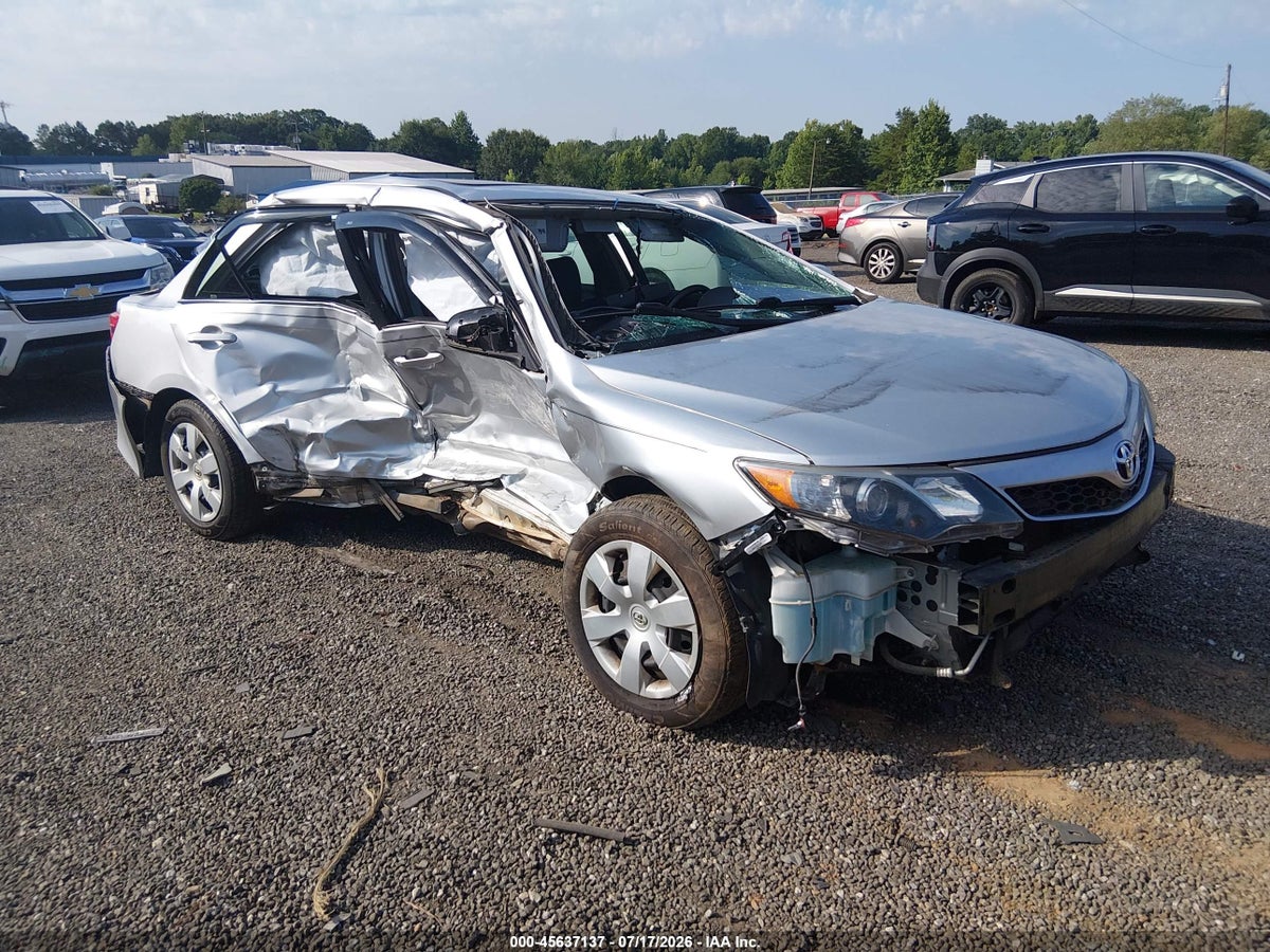 2014 TOYOTA CAMRY SE