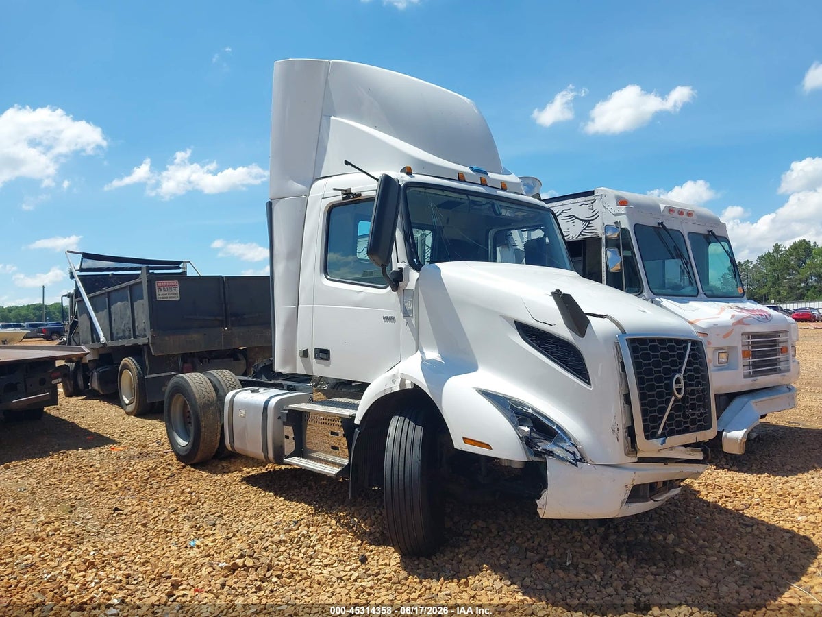 2022 VOLVO VNR
