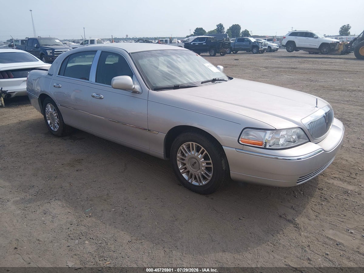 2011 LINCOLN TOWN CAR SIGNATURE LIMITED