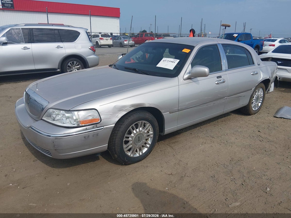 2011 LINCOLN TOWN CAR SIGNATURE LIMITED — снимка 2