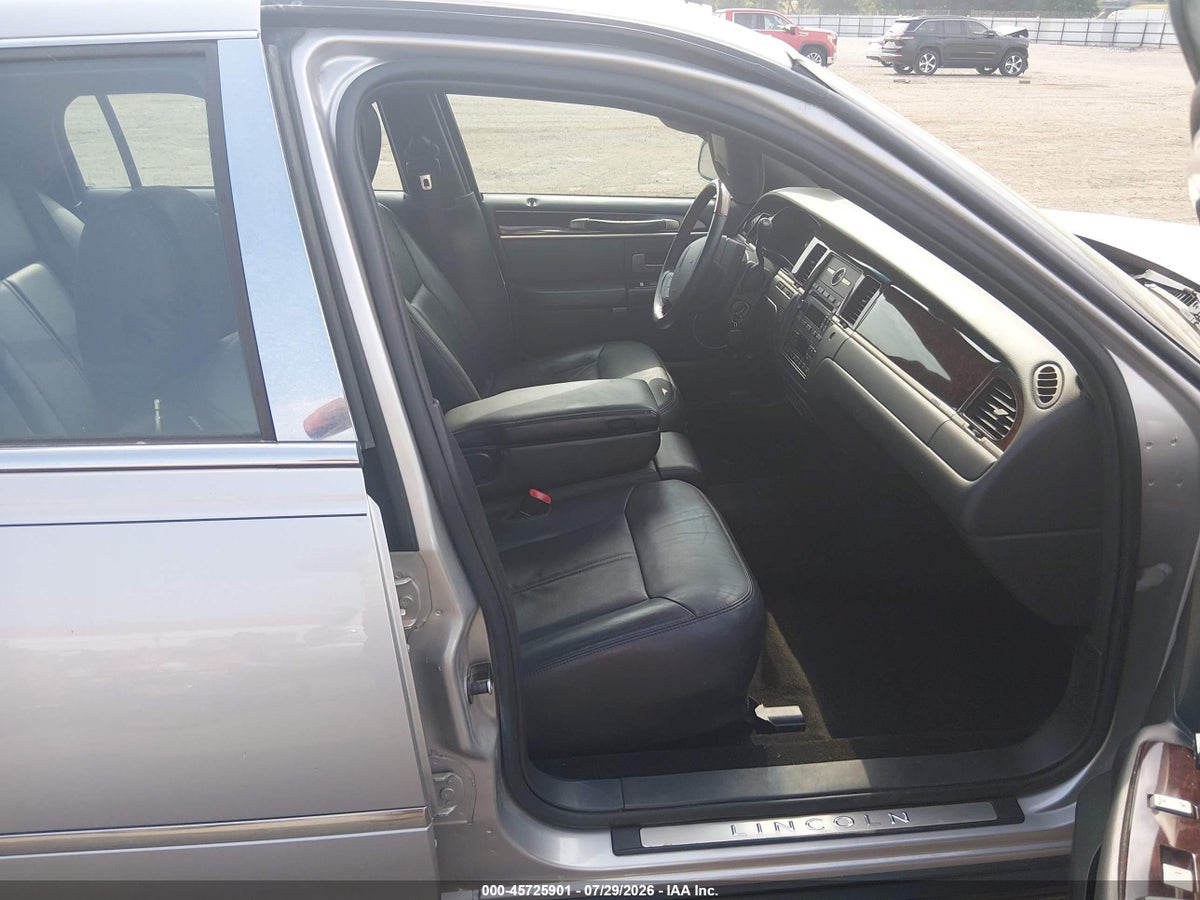 2011 LINCOLN TOWN CAR SIGNATURE LIMITED — снимка 5