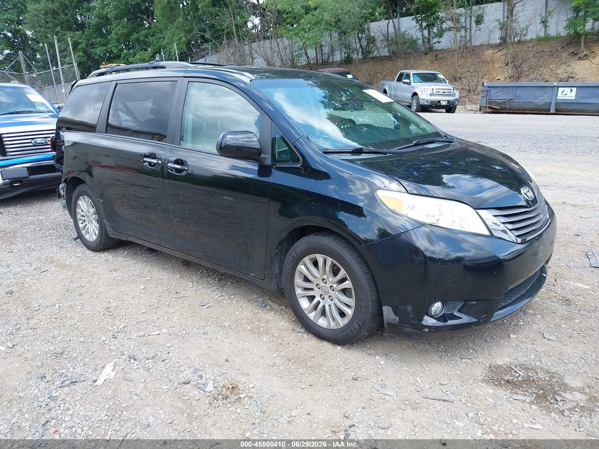 2015 TOYOTA SIENNA XLE 8 PASSENGER