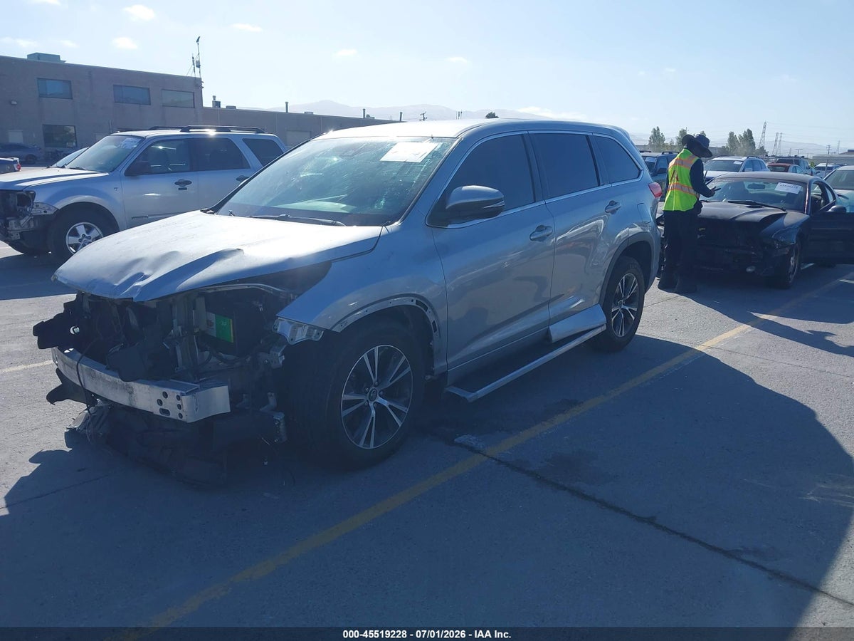 2017 TOYOTA HIGHLANDER LE — снимка 2