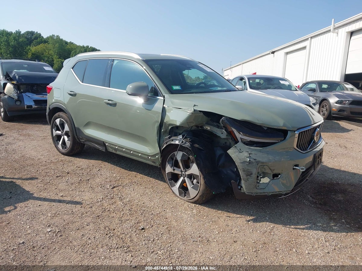 2025 VOLVO XC40 B5 CORE BRIGHT THEME