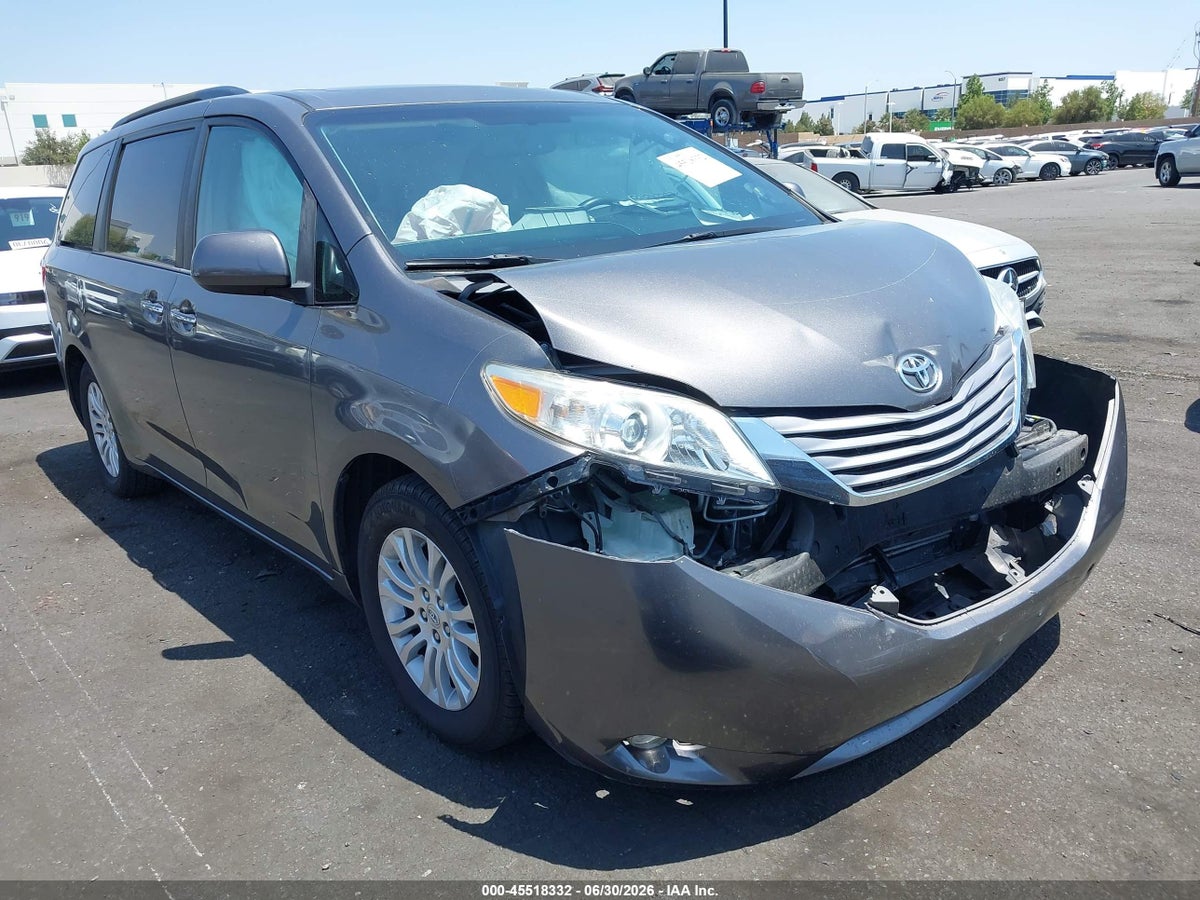 2017 TOYOTA SIENNA XLE 8 PASSENGER