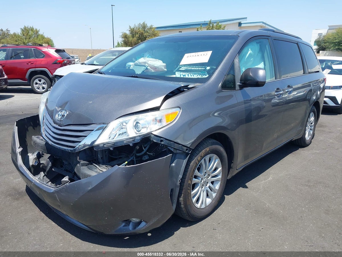 2017 TOYOTA SIENNA XLE 8 PASSENGER — снимка 2