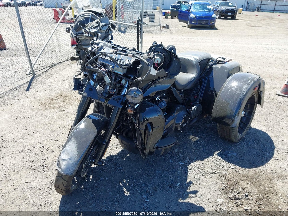 2025 HARLEY-DAVIDSON FLHTCUTG — photo 2